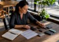 Eine IT-Expertin ordnet Backup-Datenträger an ihrem Arbeitsplatz.