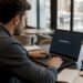 Ein Mann überprüft seinen Windows-Rechner im Homeoffice auf Schadsoftware.
