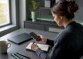 Eine Frau verwaltet ihre Passwörter bequem von zu Hause aus mit einer Passwort-Manager-App.
