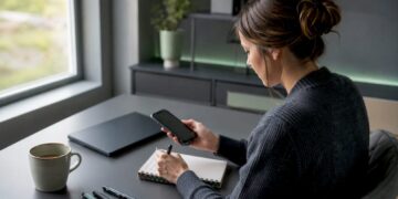Eine Frau verwaltet ihre Passwörter bequem von zu Hause aus mit einer Passwort-Manager-App.