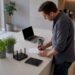 Zu Hause schreibt sich ein Mann die Zugangsdaten für seinen WLAN-Router auf.