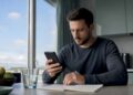 Ein Mann stellt das WhatsApp-Backup auf seinem Smartphone wieder her.