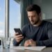 Ein Mann stellt das WhatsApp-Backup auf seinem Smartphone wieder her.