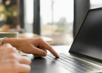 Eine Hand drückt auf die Druck-Taste der Tastatur.