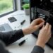 Mit den Händen werden PC-Komponenten eigenhändig eingebaut und verbunden.