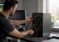 Jemand zieht beim Fehlersuchen die Kabel am PC ab