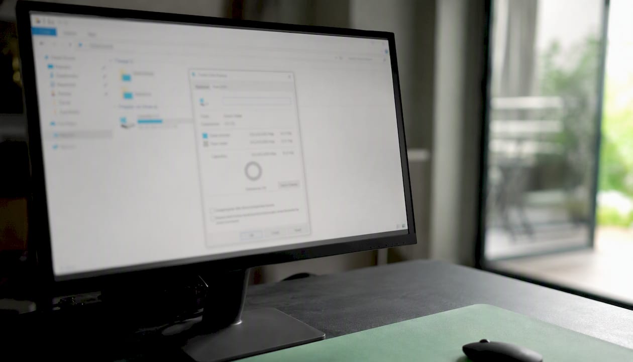 Auf dem Bildschirm eines PCs ist das Fenster mit den Speicherinformationen geöffnet.