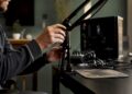 Jemand richtet sein Streaming-Equipment auf dem Gaming-Schreibtisch ein.