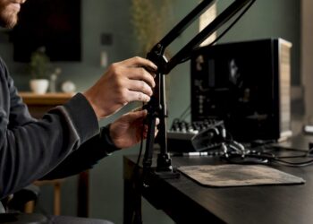 Jemand richtet sein Streaming-Equipment auf dem Gaming-Schreibtisch ein.