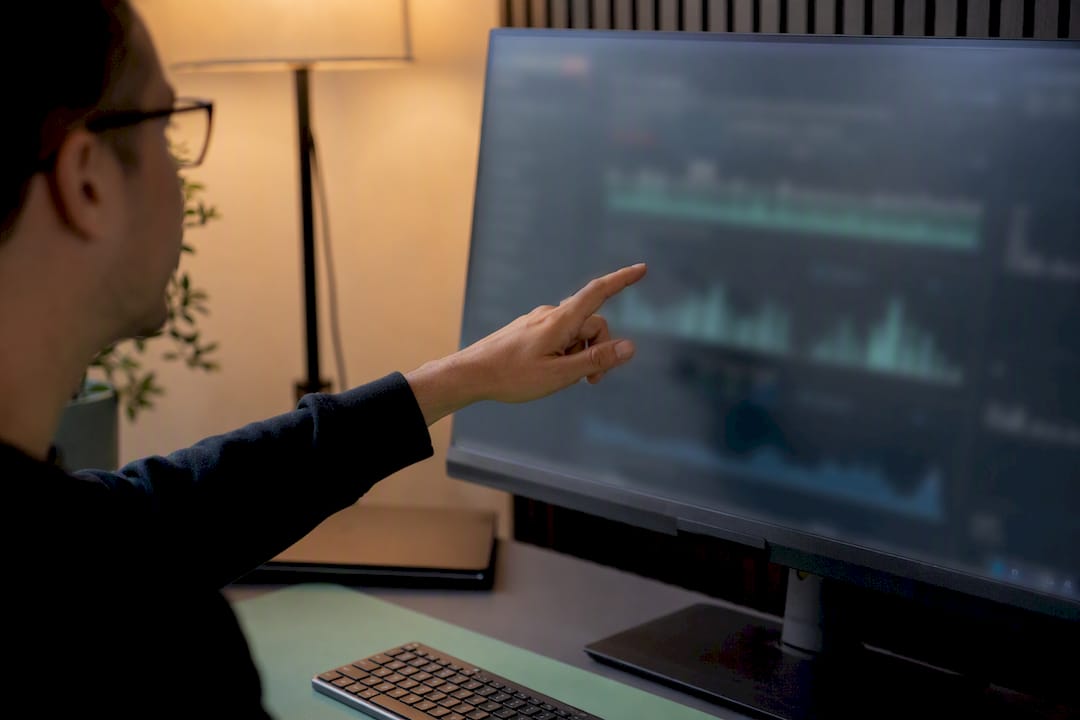 Eine Hand zeigt auf ein Diagramm, das die Leistungsentwicklung des Computers veranschaulicht.