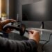 Hände verbinden den Gamecontroller mit einem USB-Kabel