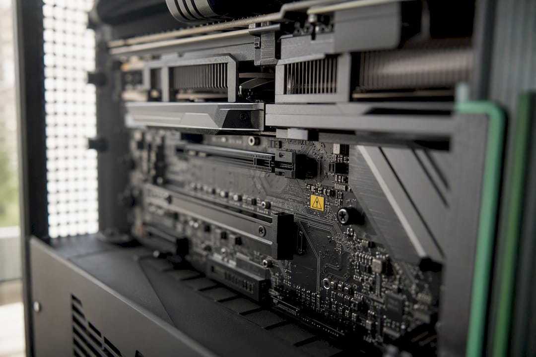 Bereich des Motherboards mit Warnsymbol für Treiber