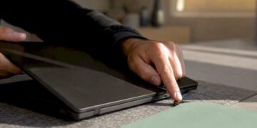 Hände, die den Laptop während eines Windows-Updates neu starten
