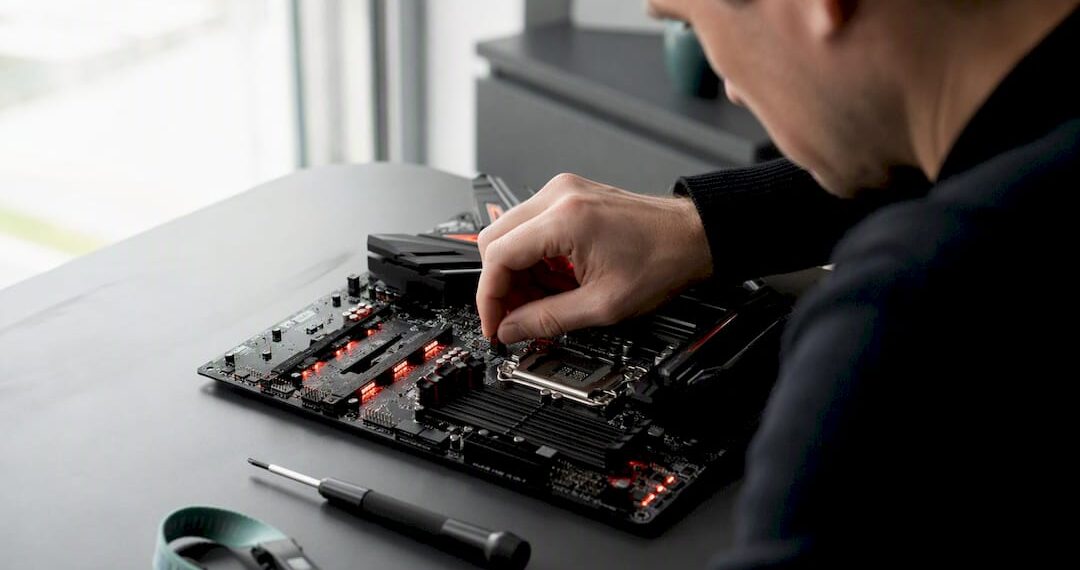 Hände entfernen den CMOS-Jumper auf dem Motherboard