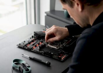 Hände entfernen den CMOS-Jumper auf dem Motherboard
