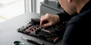 Hände entfernen den CMOS-Jumper auf dem Motherboard