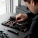 Hände entfernen den CMOS-Jumper auf dem Motherboard