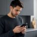 Hände prüfen verdächtige E-Mail auf dem Smartphone
