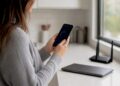 Frau führt einen WLAN-Geschwindigkeitstest auf dem Smartphone durch