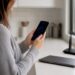 Frau führt einen WLAN-Geschwindigkeitstest auf dem Smartphone durch