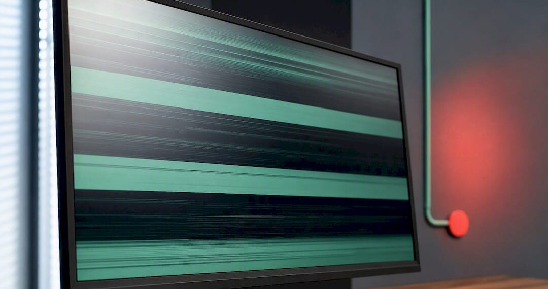 Monitor mit flimmernden abstrakten Farbstreifen