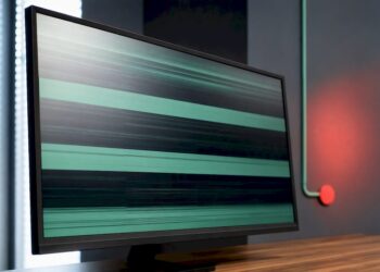 Monitor mit flimmernden abstrakten Farbstreifen