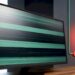 Monitor mit flimmernden abstrakten Farbstreifen