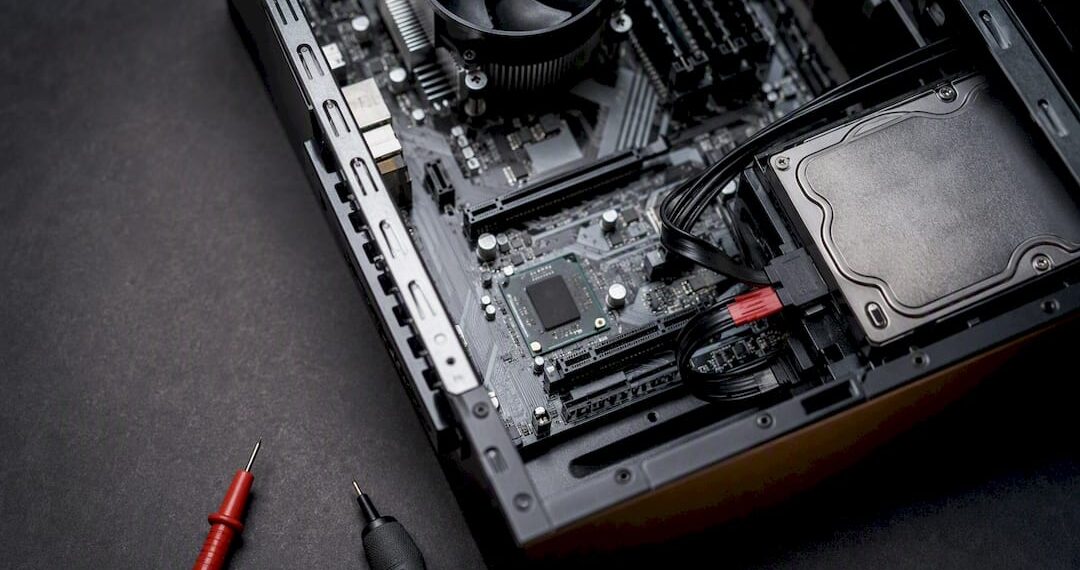 Mainboard mit Firmware-Chip auf technischer Werkbank