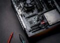Mainboard mit Firmware-Chip auf technischer Werkbank