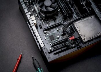Mainboard mit Firmware-Chip auf technischer Werkbank
