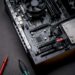 Mainboard mit Firmware-Chip auf technischer Werkbank