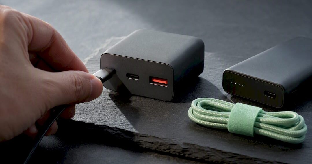 Kleines GaN-Ladegerät mit USB-C-Kabel