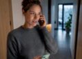 Person telefoniert sicher mit dem Wiederherstellungskontakt
