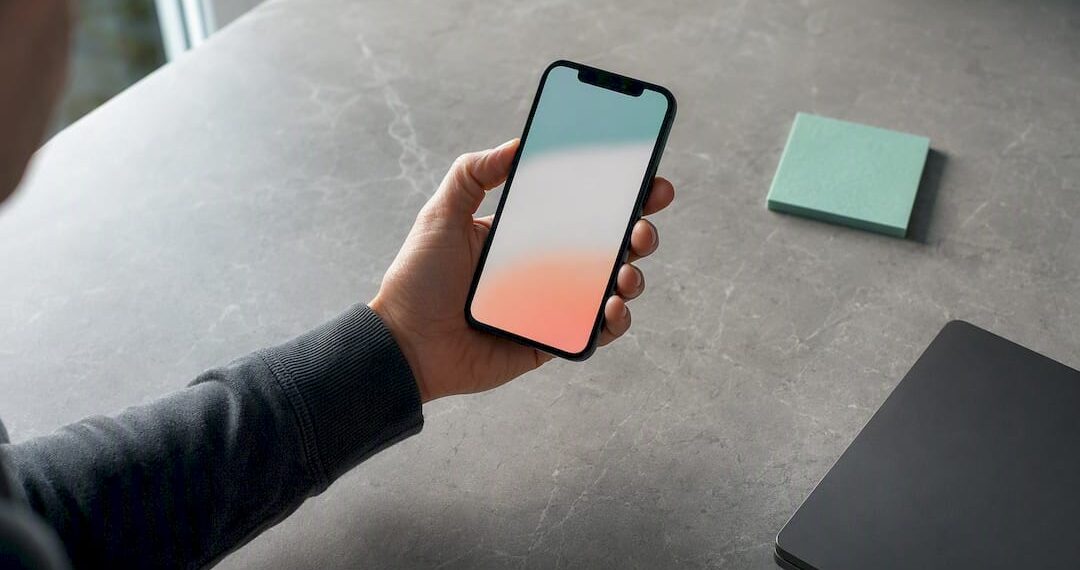 Smartphone zur Überprüfung eines gehackten Kontos