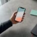 Smartphone zur Überprüfung eines gehackten Kontos