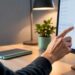 Hand öffnet die Einstellungen für Standard-Apps