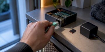 Ethernet-Kabel an kleiner Netzwerkkarte