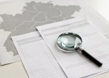 Karte der Schweiz mit Kantonen und Unterlagen zur Firmenverteilung im Handelsregister