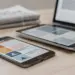 Smartphone mit RSS-Reader, daneben Tablet und Laptop mit Nachrichtenfeeds für Berliner Nachrichten.