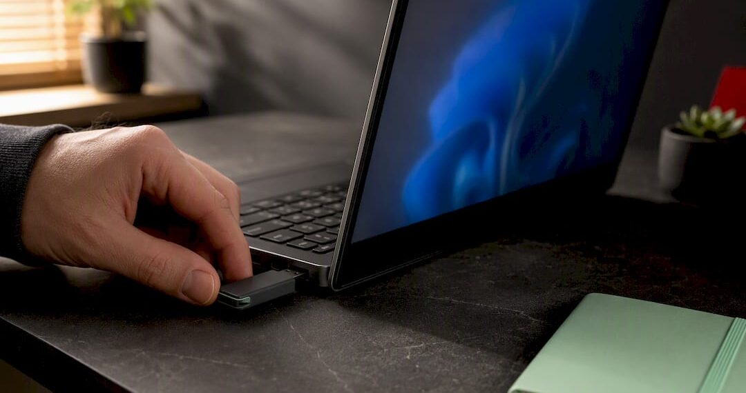 Hand löst die Windows-Reparaturinstallation am Laptop aus