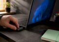 Hand löst die Windows-Reparaturinstallation am Laptop aus