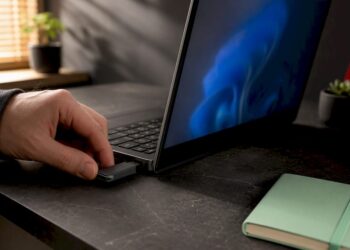 Hand löst die Windows-Reparaturinstallation am Laptop aus
