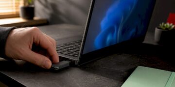 Hand löst die Windows-Reparaturinstallation am Laptop aus