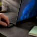 Hand löst die Windows-Reparaturinstallation am Laptop aus