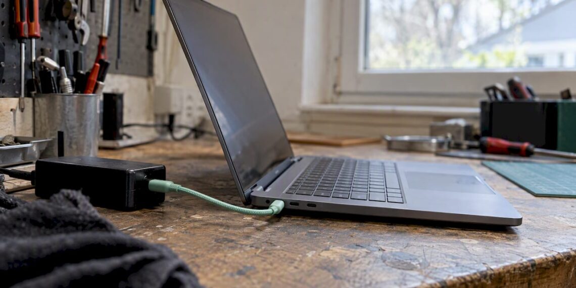 Das Notebook wird über das Ladekabel aufgeladen