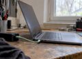 Das Notebook wird über das Ladekabel aufgeladen