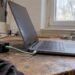 Das Notebook wird über das Ladekabel aufgeladen