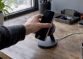 Qi2-Ladegerät richtet Smartphone magnetisch aus