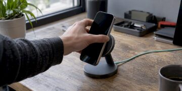 Qi2-Ladegerät richtet Smartphone magnetisch aus