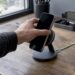 Qi2-Ladegerät richtet Smartphone magnetisch aus